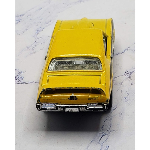 Hot Wheels 2010 Muscle Mania Series Yellow '69 Pontiac GTO - Picture 4 of 6